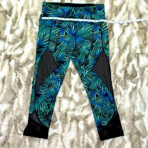 Mesh patched yoga pants